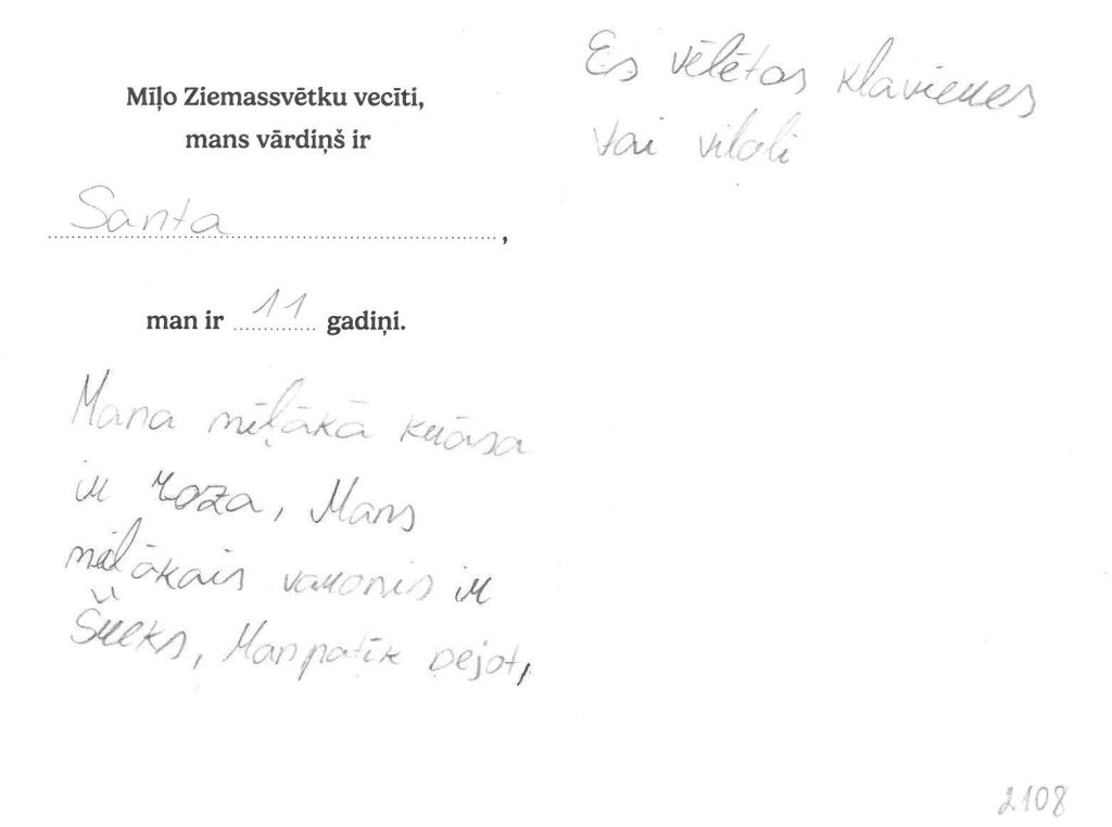 Santa sapņo par klavierēm vai vijoli.