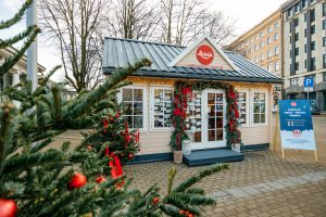 Šodien pašā Rīgas sirdī atklāts “Laimas” Labdarības namiņš